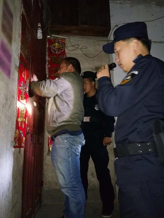 安庆粗心妈妈误将幼女锁家中 民警全城寻开锁师傅开门