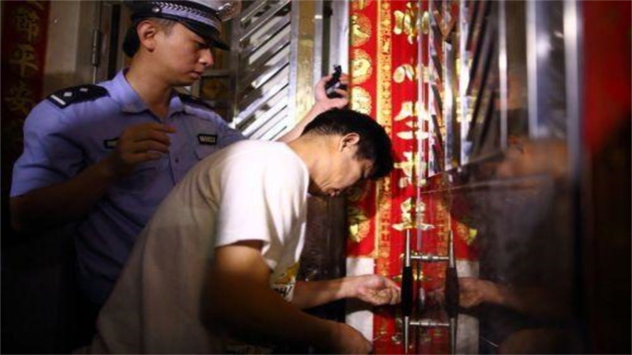 安庆请开锁师傅开了锁后，师傅为什么一般都不进门，就算主人请也不进去？